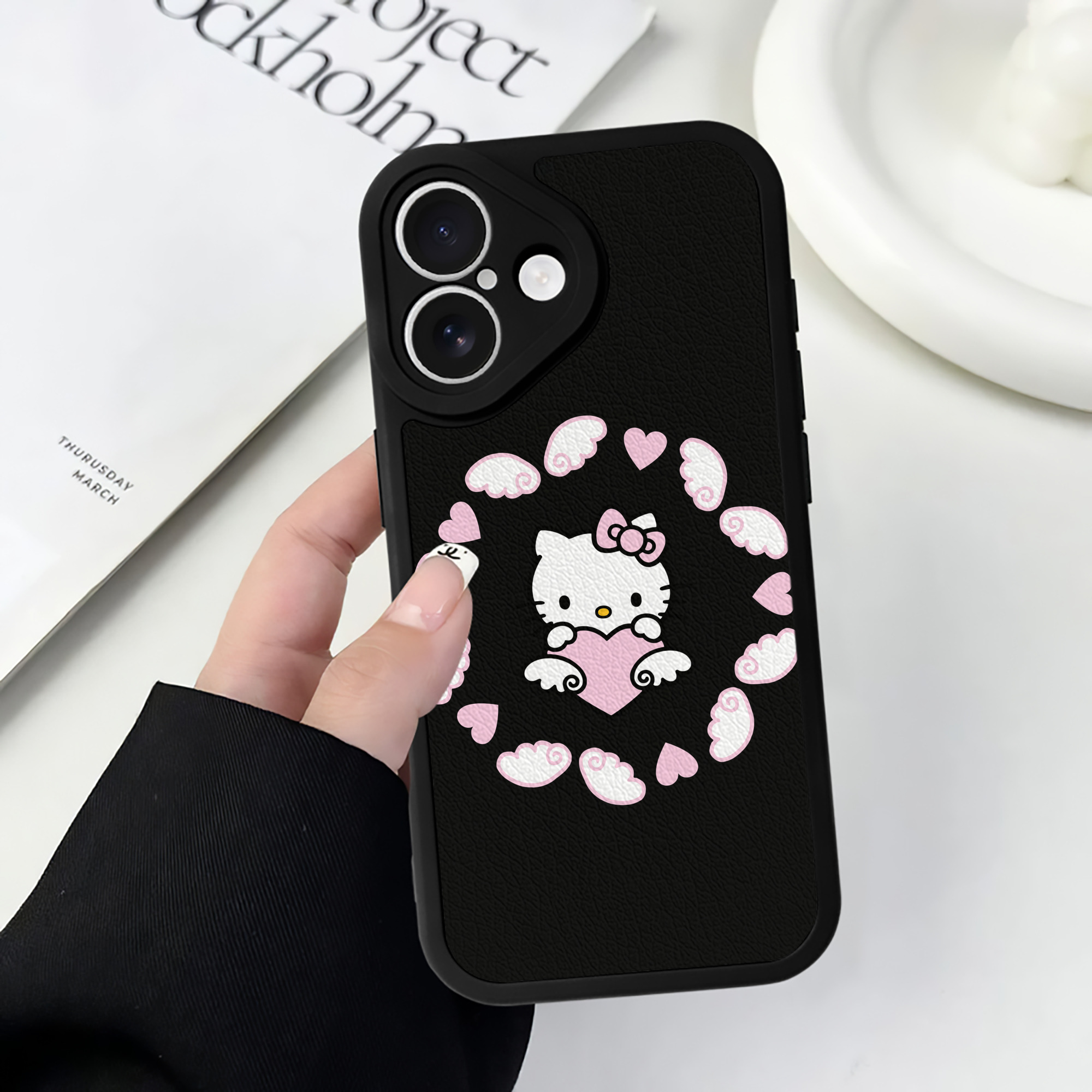 （画像用） Hello Kitty ハローキティ 【iPhone 16シリーズ対応】シリコンスマホケース（レザー調） 材質：シリコン